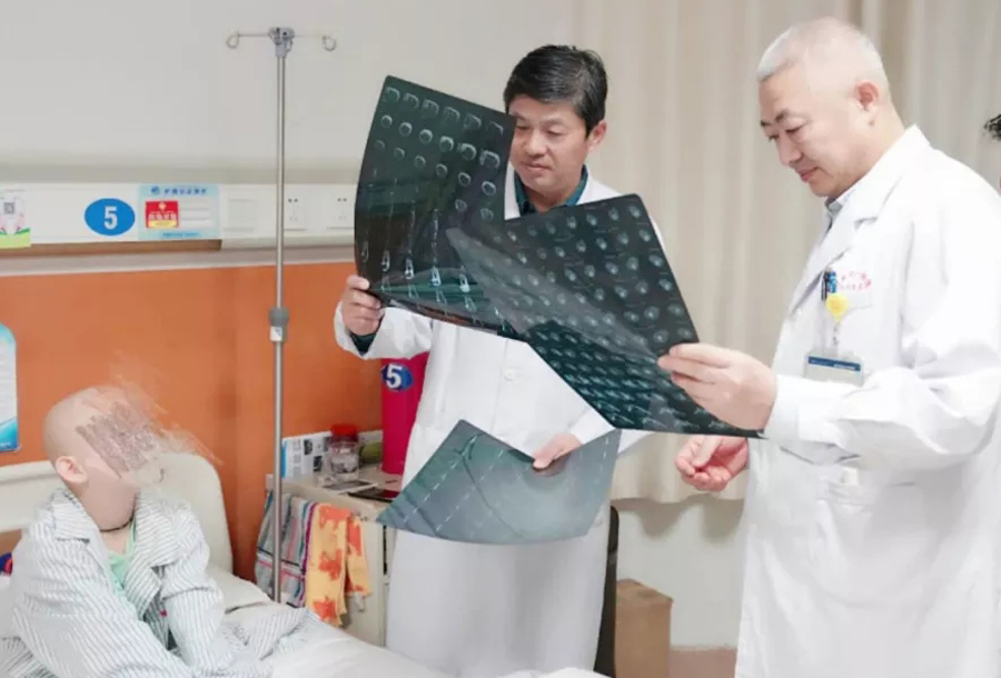 用行动诠释医者仁心 肿瘤专家精准扶贫边疆贫困儿童