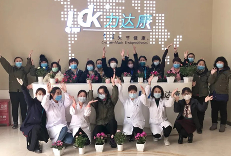 情系妇女节·北京力达康开展“暖心慰问”活动，为女工送上鲜花祝福